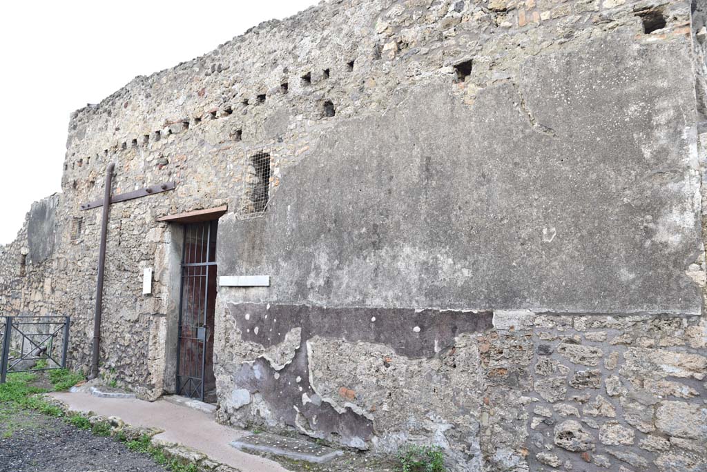 V.4.a Pompeii. March 2018. Looking north along front façade.
Foto Annette Haug, ERC Grant 681269 DÉCOR.
