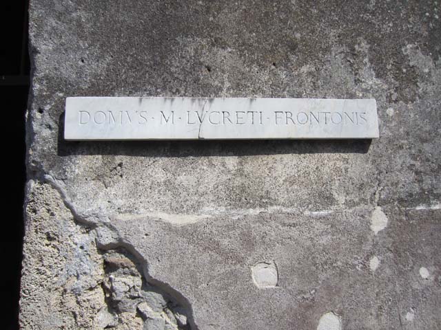 V.4.a Pompeii. March 2012. Entrance doorway nameplate. Photo courtesy of Marina Fuxa. 