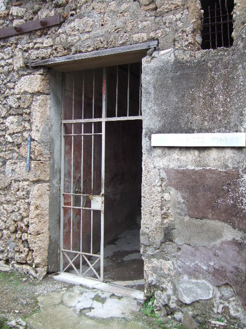 V.4.a Pompeii. December 2005.  Entrance doorway.