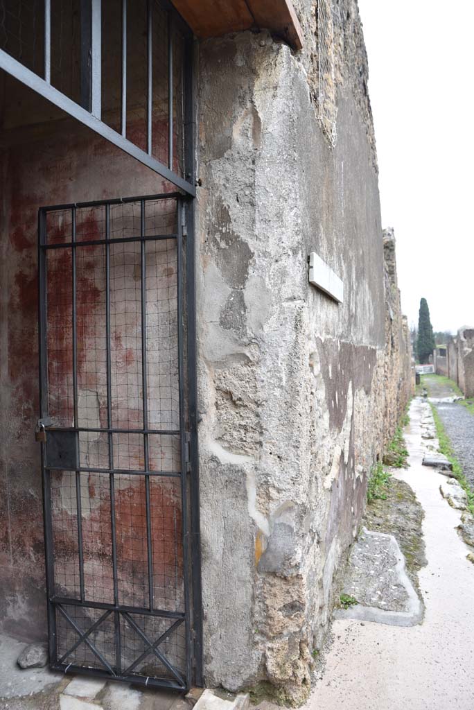 V.4.a Pompeii. May 2015. Looking towards north wall of entrance corridor. Photo courtesy of Buzz Ferebee.
