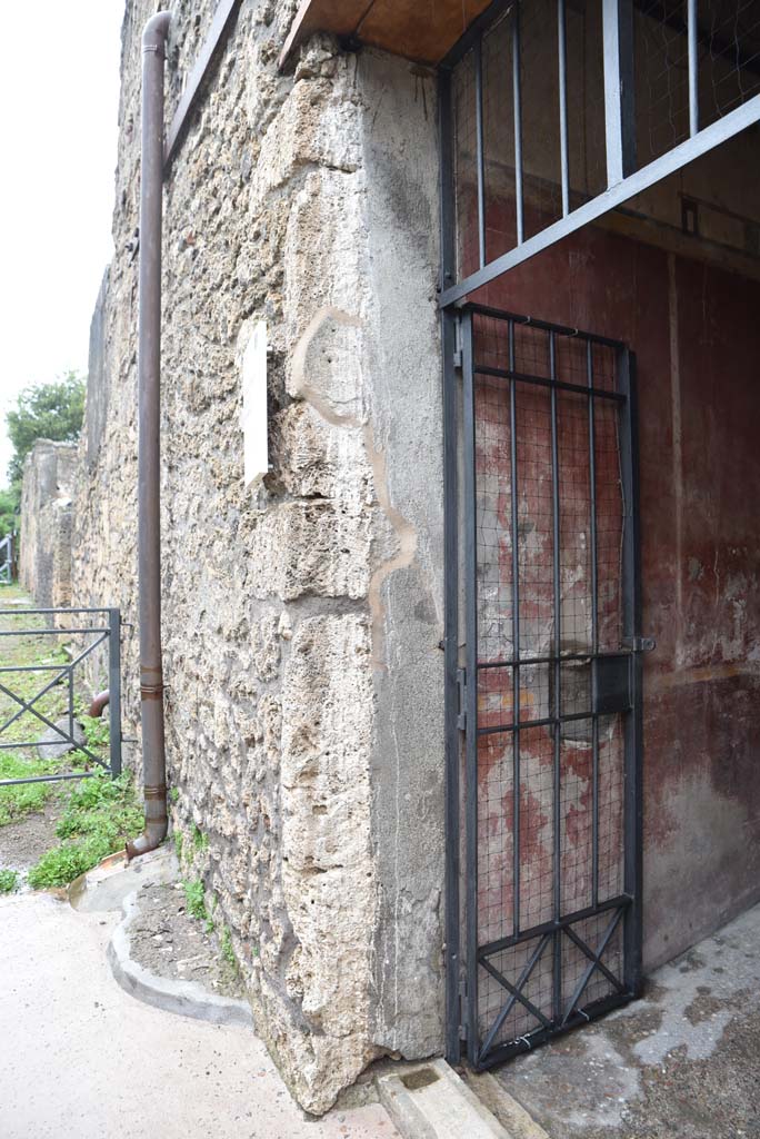 V.4.a Pompeii. March 2018. Looking east along entrance corridor/fauces.     
Foto Annette Haug, ERC Grant 681269 DÉCOR


