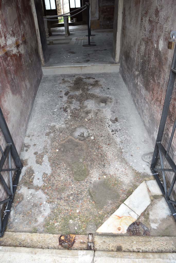 V.4.a Pompeii. March 2018. Looking east towards doorway threshold from roadway. 
Foto Annette Haug, ERC Grant 681269 DÉCOR
