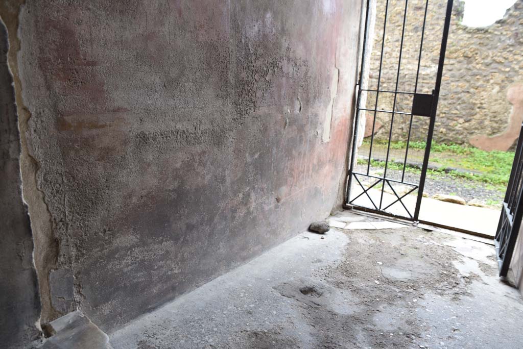 V.4.a Pompeii. March 2018. Looking east along lower south wall of entrance corridor/fauces.   
Foto Annette Haug, ERC Grant 681269 DÉCOR
