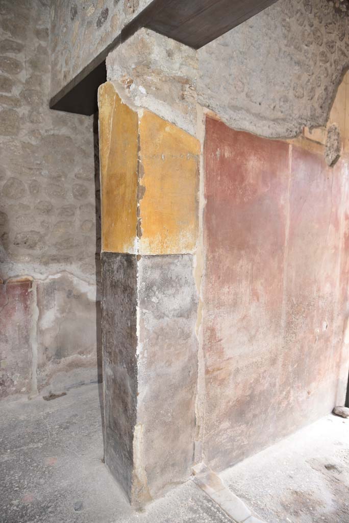 V.4.a Pompeii. March 2018. 
Looking west along entrance corridor/fauces towards entrance doorway.    
Foto Annette Haug, ERC Grant 681269 DÉCOR
