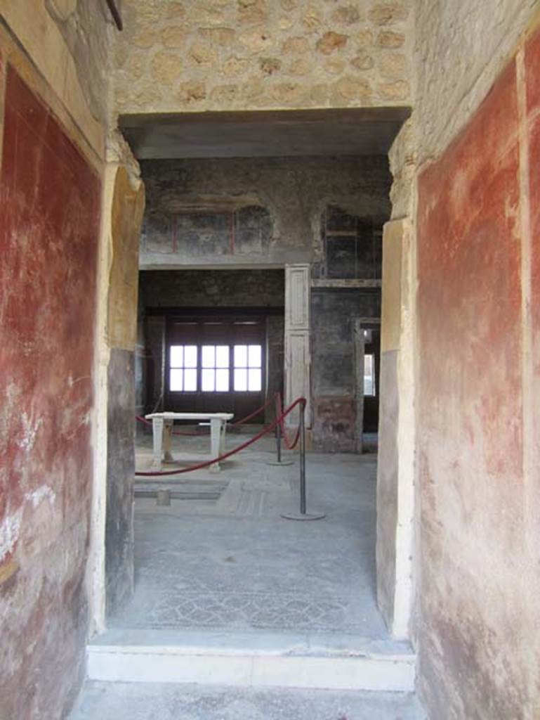 V.4.a Pompeii. March 2012. 
Looking east into atrium ‘b’, from entrance corridor ‘a’, towards tablinum ‘h’. Photo courtesy of Marina Fuxa.

