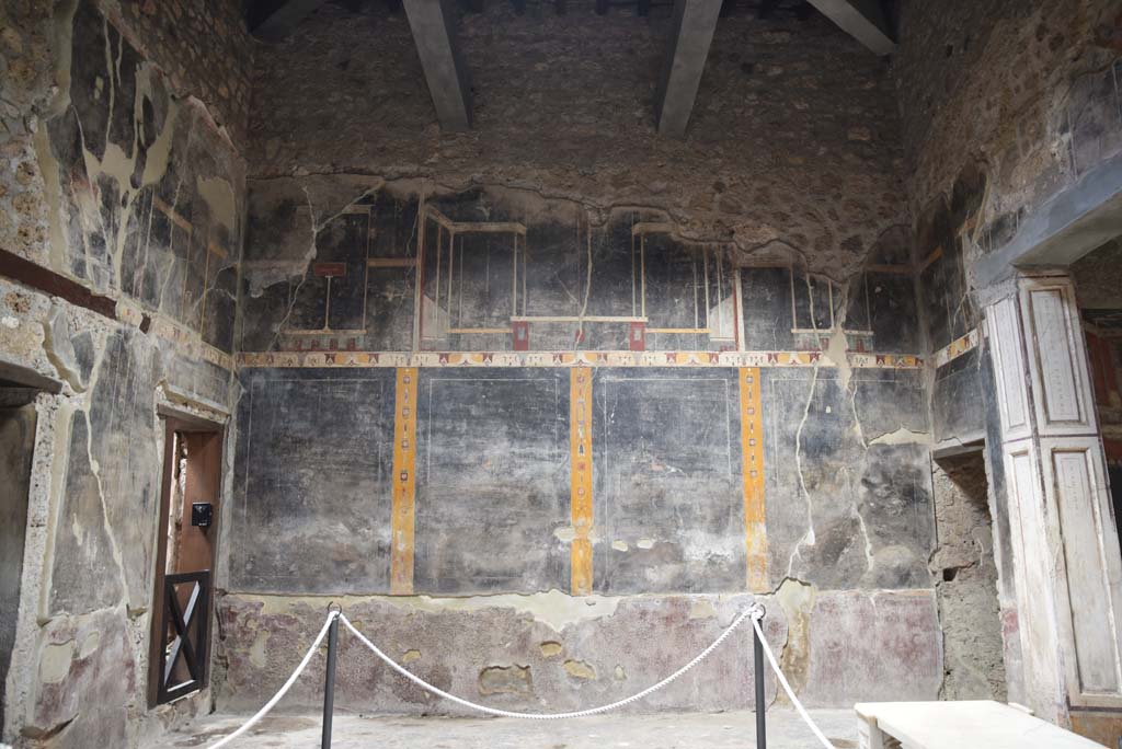 V.4.a Pompeii. March 2018. Room ‘b’, looking towards north wall of atrium. 
On the atrium walls can be seen a number of small paintings of dogs, deer and a snail.
Foto Annette Haug, ERC Grant 681269 DÉCOR.


