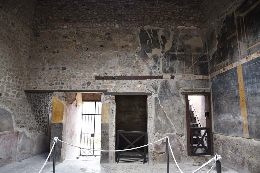V.4.a Pompeii. March 2018. 
Room ‘b’, west side of atrium, with room ‘d’, on left, entrance corridor, room ‘c’, and staircase ‘e’, on right.
Foto Annette Haug, ERC Grant 681269 DÉCOR

