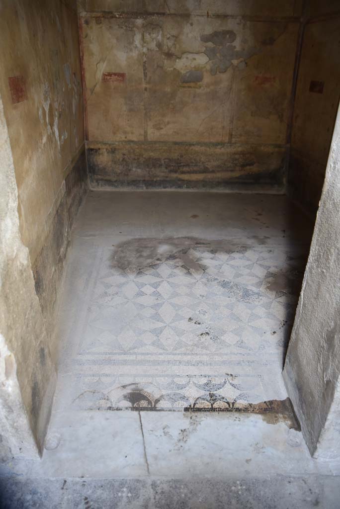 V.4.a Pompeii. March 2018. 
Room ‘c’, looking west from doorway threshold across mosaic floor.
On the wall are several small red panels with scenes. 
Foto Annette Haug, ERC Grant 681269 DÉCOR.


