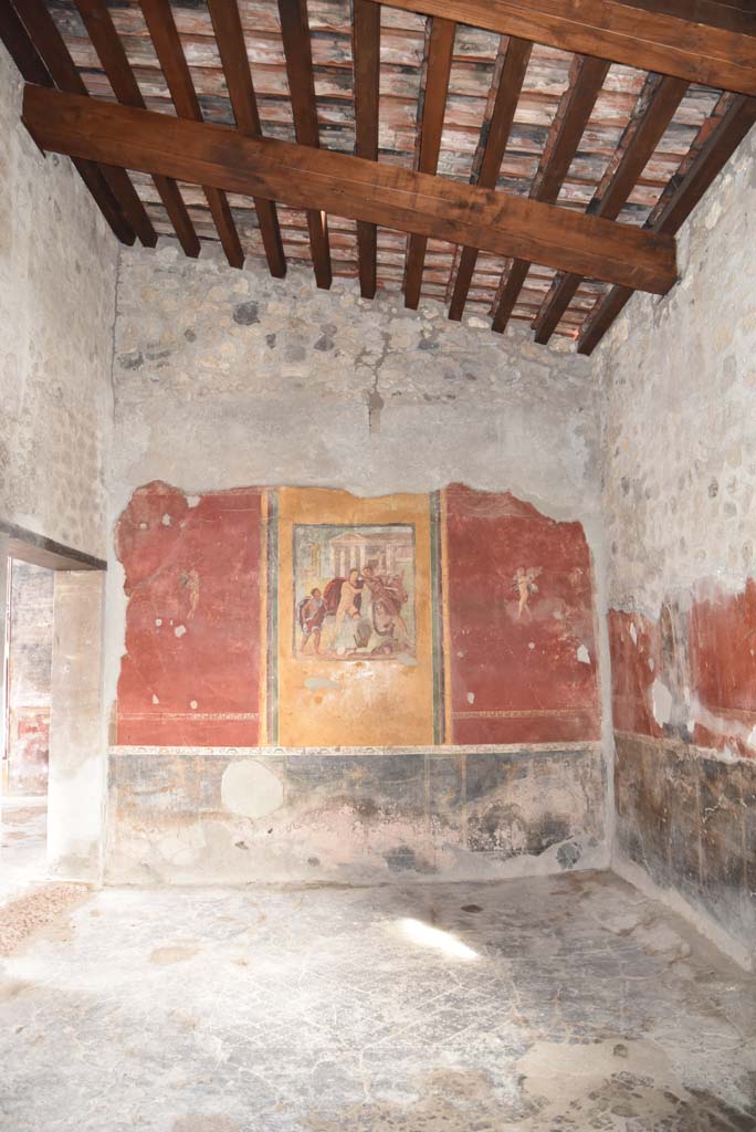 V.4.a Pompeii. March 2018. Room ‘f’, looking towards east wall.
On the wall is a painting of Orestes killing Neoptolemus at the altar before the Temple of Apollo at Delphi.
Foto Annette Haug, ERC Grant 681269 DÉCOR.
