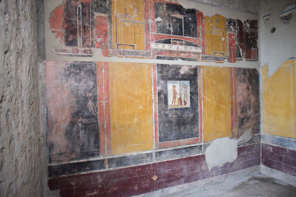 V.4.a Pompeii. March 2018. Room ‘g’, looking towards west wall of cubiculum.
On the wall is a painting of Theseus and Ariadne at the entrance of the Labyrinth.
Foto Annette Haug, ERC Grant 681269 DÉCOR.

