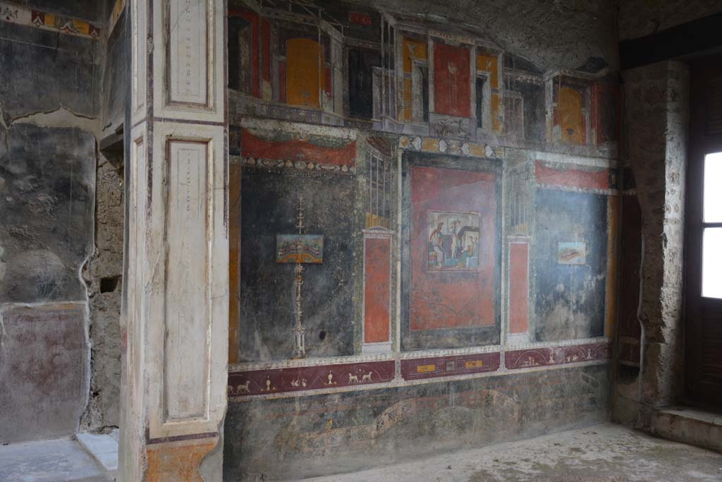 V.4.a Pompeii. March 2018. Room ‘h’, looking towards north wall of tablinum, with doorway to corridor ‘k’, on left.
In the centre of the wall is a painting of the wedding of Mars and Venus. Above it is a panel with a painting of fishes.
On either side are small panels with paintings of villas.
Foto Annette Haug, ERC Grant 681269 DÉCOR.

