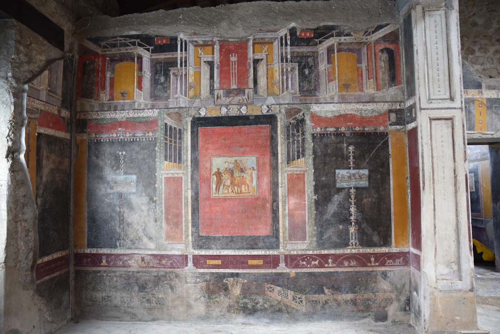 V.4.a Pompeii. March 2018. Room ‘h’, looking towards south wall of tablinum.
In the centre is a wall painting of the festival procession of Bacchus and Ariadne riding on a chariot drawn by two oxen.
On either side are paintings of maritime villa scenes. A the base of the wall are painted garden scenes.
Foto Annette Haug, ERC Grant 681269 DÉCOR.

