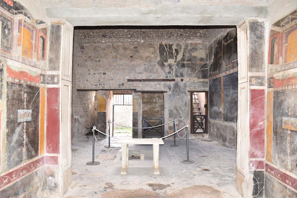 V.4.a Pompeii. March 2018. Tablinum room ‘h’, looking west across atrium ‘b’, towards entrance doorway ‘a’, centre left.
Foto Annette Haug, ERC Grant 681269 DÉCOR.

