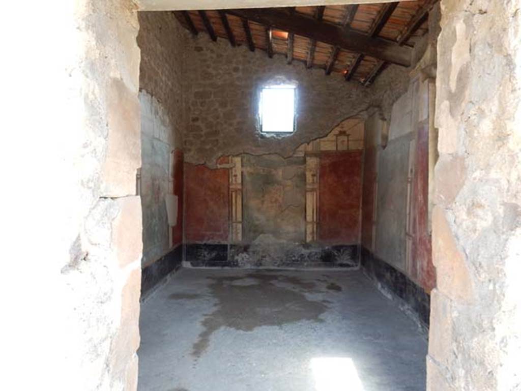 V.4.a Pompeii. May 2015. Room ‘s’, looking south through doorway into summer triclinium. Photo courtesy of Buzz Ferebee.
There are paintings of Dionysus (Bacchus) accompanied by Silenus playing the lyre, Pyramus and Thisbe, and a third faded unidentified painting.
There are also several paintings of birds and plants.

