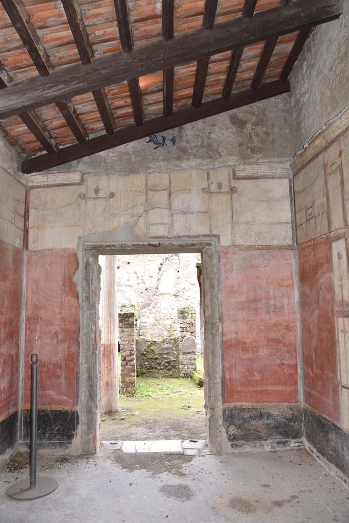 V.4.a Pompeii. March 2018. 
Room ‘s’, looking towards north wall with doorway to portico and garden area.
Foto Annette Haug, ERC Grant 681269 DÉCOR.
