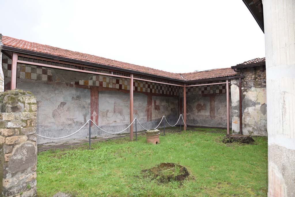 V.4.a Pompeii. March 2018. Room ‘l’ (L), looking north-east across garden area. 
On the wall is a hunt scene with life size animals including a bear, deer and a stag, lions, and a wild boar.       
Foto Annette Haug, ERC Grant 681269 DÉCOR