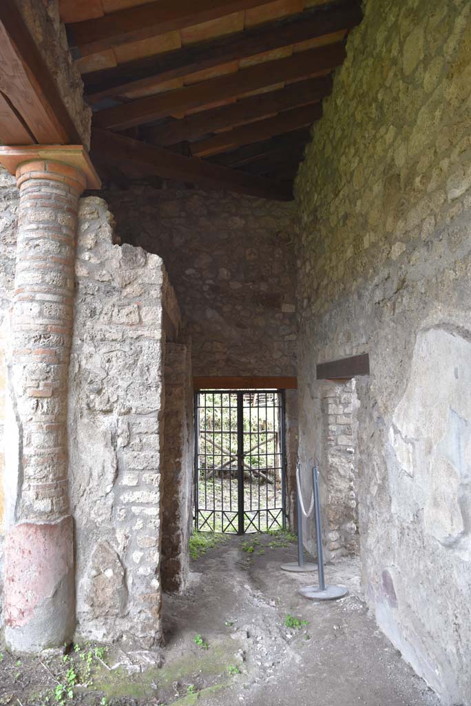 V.4.11/V.4.a Pompeii. March 2018. 
Looking east to rear entrance doorway from south-east corner of garden area, with doorway to room ‘v’, on right.
Foto Annette Haug, ERC Grant 681269 DÉCOR.
