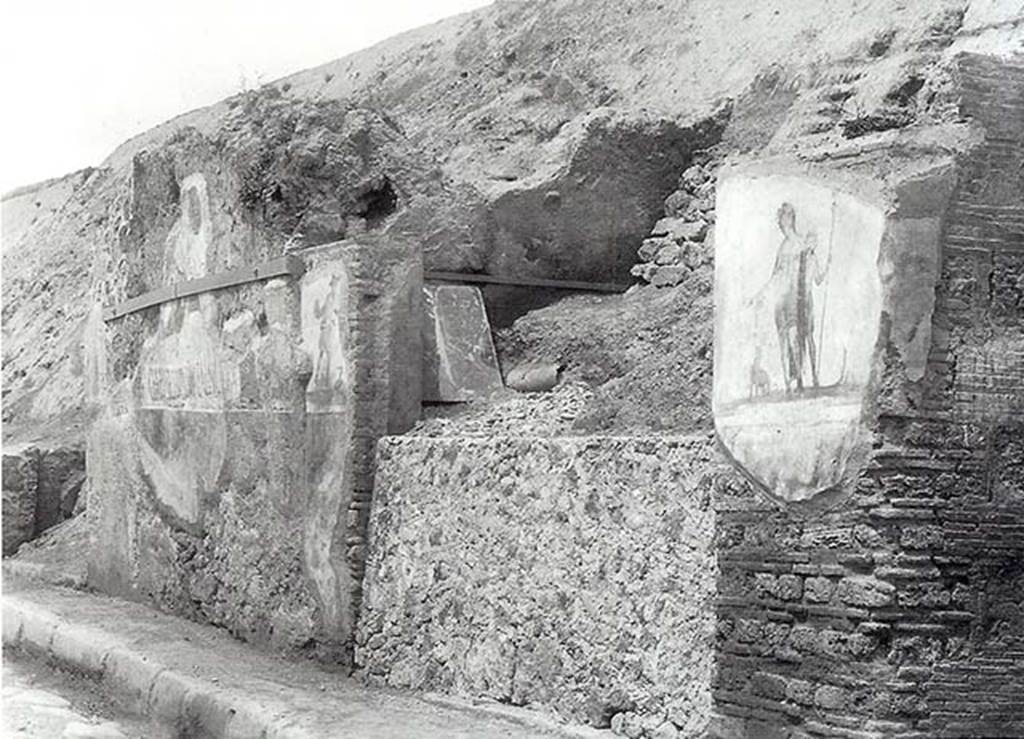 V.6.1 Pompeii. 1906. Paintings of Mercury left and Bacchus right and with graffiti at the far end. 