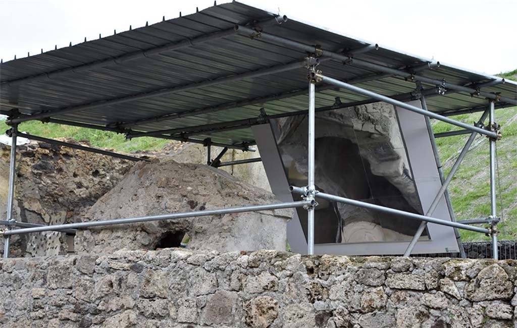 V.6.7 Pompeii. November 2019. 
From the reopened Via del Vesuvio, the full profile of the nymphaeum façade, which faces away from the road, can be viewed by the innovative use of a mirror.
Photograph © Parco Archeologico di Pompei.

