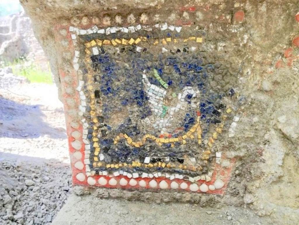 V.6.7 Pompeii. August 2018. A bird (swan?) mosaic above one of the columns on the upper part of a fountain / nymphaeum.
Photograph © Parco Archeologico di Pompei.
