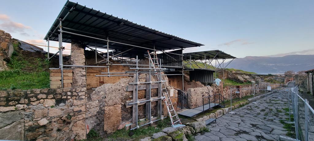 Via del Vesuvio, Pompeii. October 2020. Looking north to the house with paintings of Priapus, Leda and Narcissus, centre.
Photo courtesy of Klaus Heese.
