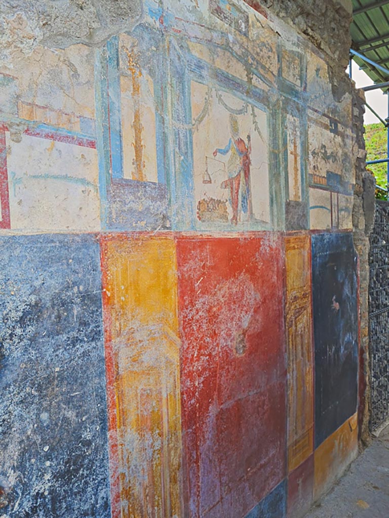 V.6.12 Pompeii. October 2020.  Detail of richly decorated north wall of fauces/entrance corridor. Photo courtesy of Klaus Heese.