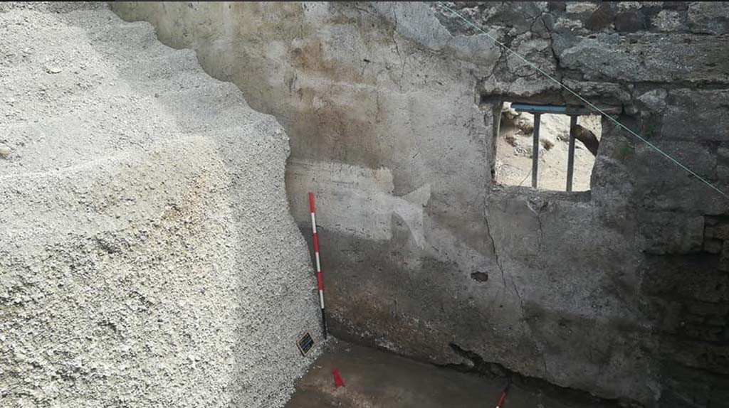 Vicolo di Cecilio Giocondo. Newly excavated northern part of roadway. April 2018. Side window of V.7.1, looking into west room.
On the outer wall of V.7.1 a white tabula ansata was painted, but no wording had been added.
Photograph © Parco Archeologico di Pompei.


