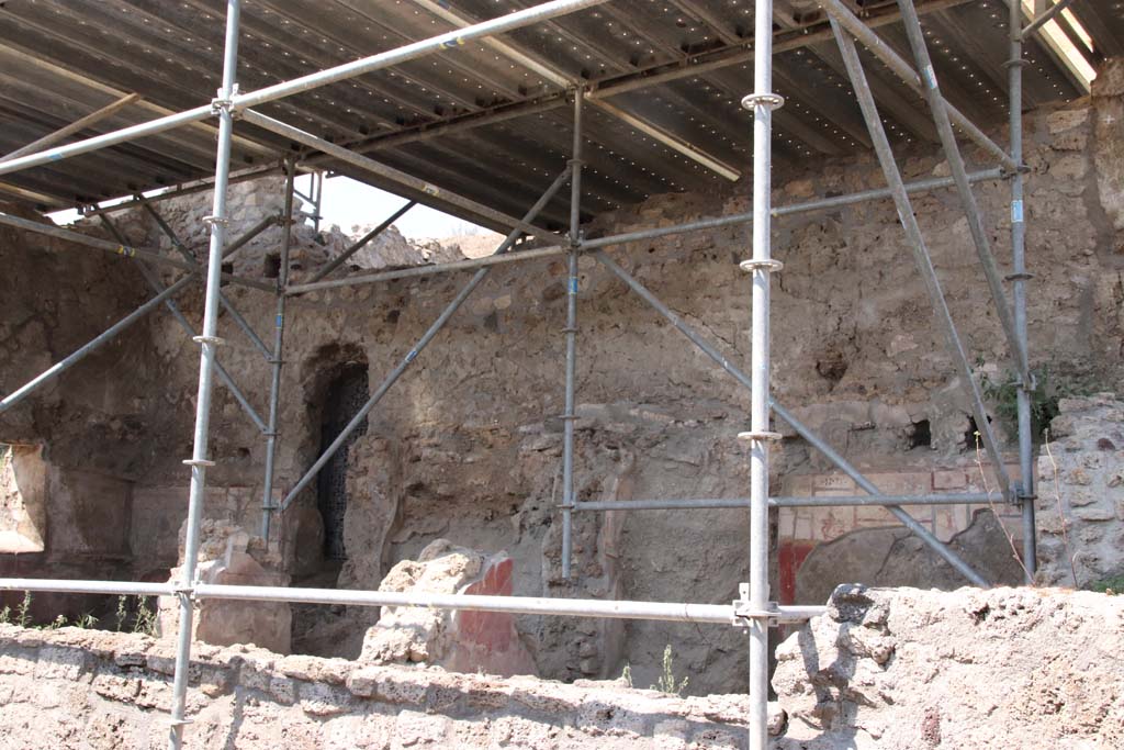 V.7.1 Pompeii. April 2018. Window in west wall of western room, looking out onto the newly excavated continuation of the Vicolo di Cecilio Giocondo.
Photograph © Parco Archeologico di Pompei.
