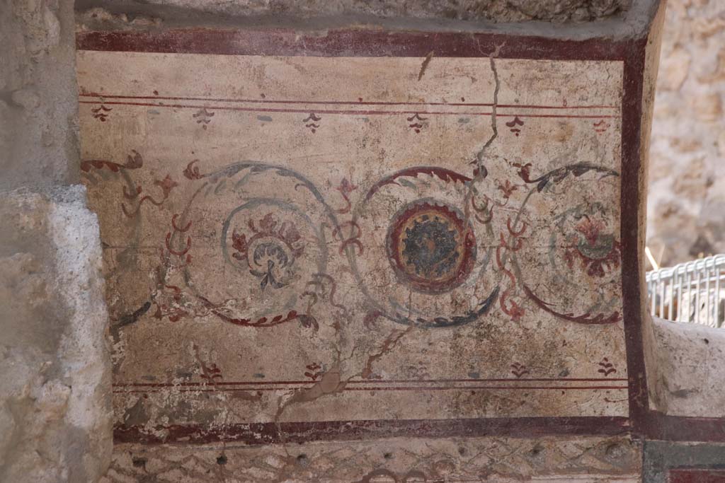 V.7.1 Pompeii, September 2021. 
Painted girali decoration on west wall on south side of window overlooking roadway on west side. Photo courtesy of Klaus Heese.
