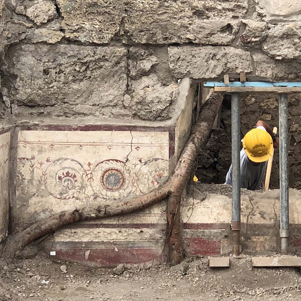 V.7.1 Pompeii. April 2018. Window in west wall of western room, looking out onto the newly excavated continuation of the Vicolo di Cecilio Giocondo.
Photograph © Parco Archeologico di Pompei.
