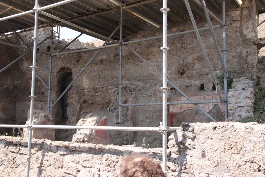 V.7.1 Pompeii, September 2021. Looking towards north wall at east end, with painted decoration. Photo courtesy of Klaus Heese.
