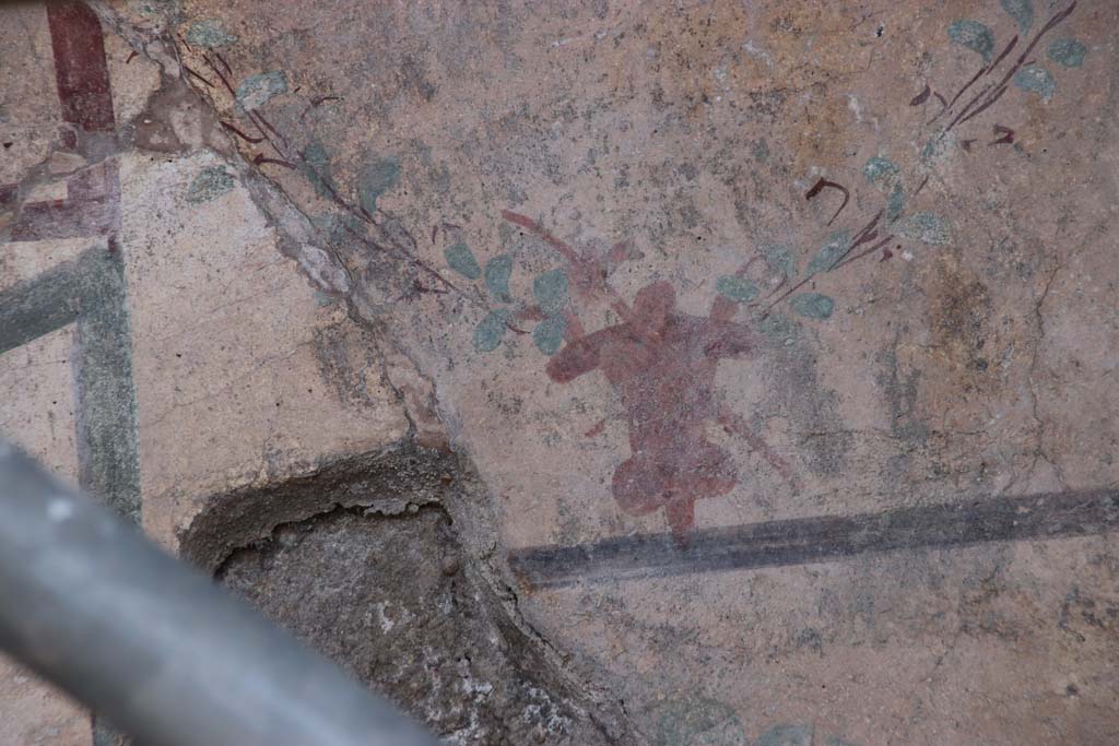 V.7.1 Pompeii, September 2021. Detail of painted decoration on north wall at east end. Photo courtesy of Klaus Heese.
