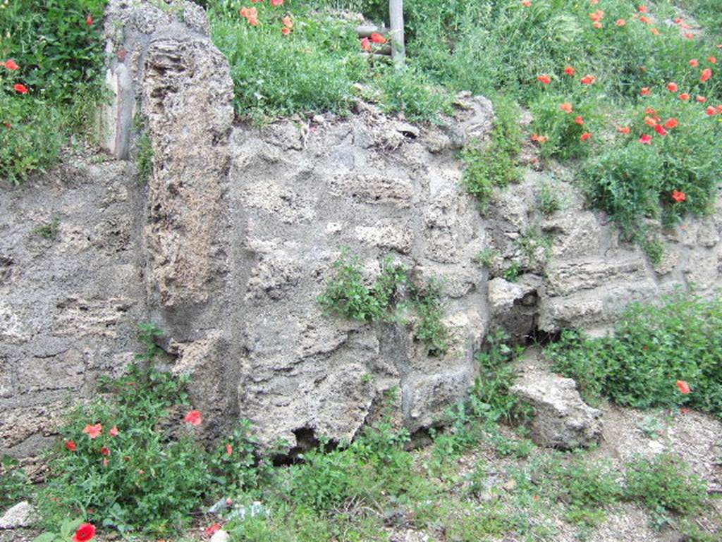 V.7.1 Pompeii. May 2006.  Entrance doorway to the House of the Ironmonger?
Note: Following discoveries of cupids in the 2018 excavation this house is known as “c.d. Casa degli Amorini”.
