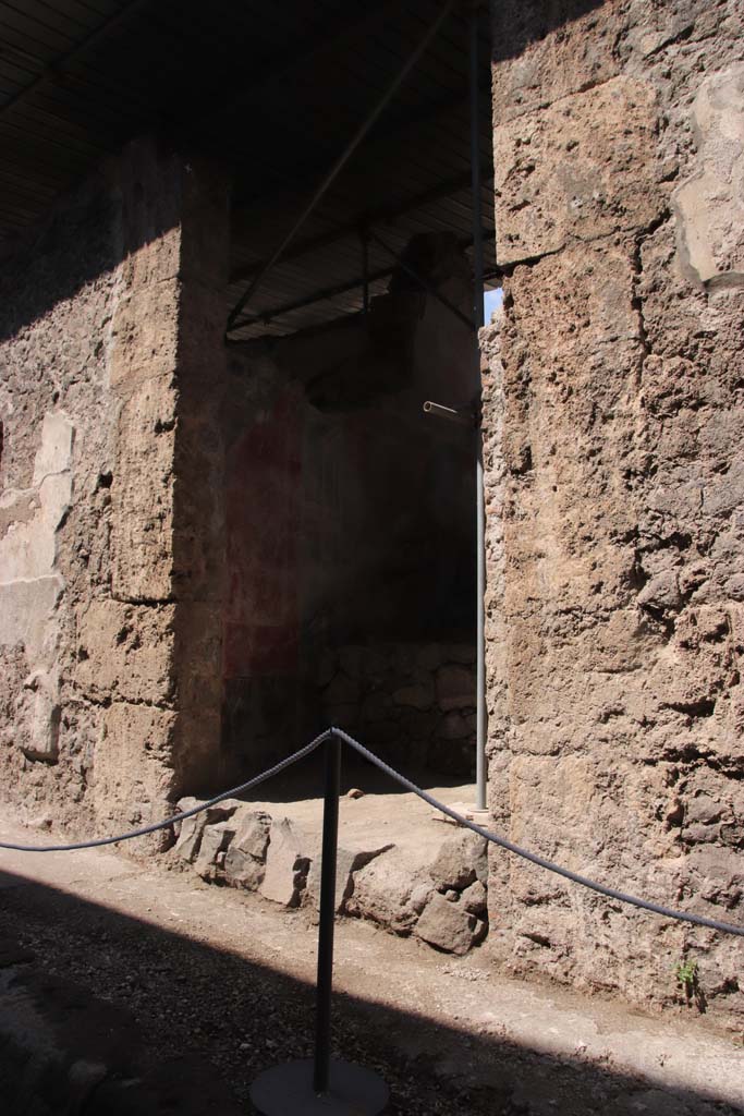 V.7.7, Pompeii. September 2021. 
Entrance doorway on north side of Vicolo delle Nozze d'Argento. Photo courtesy of Klaus Heese.
