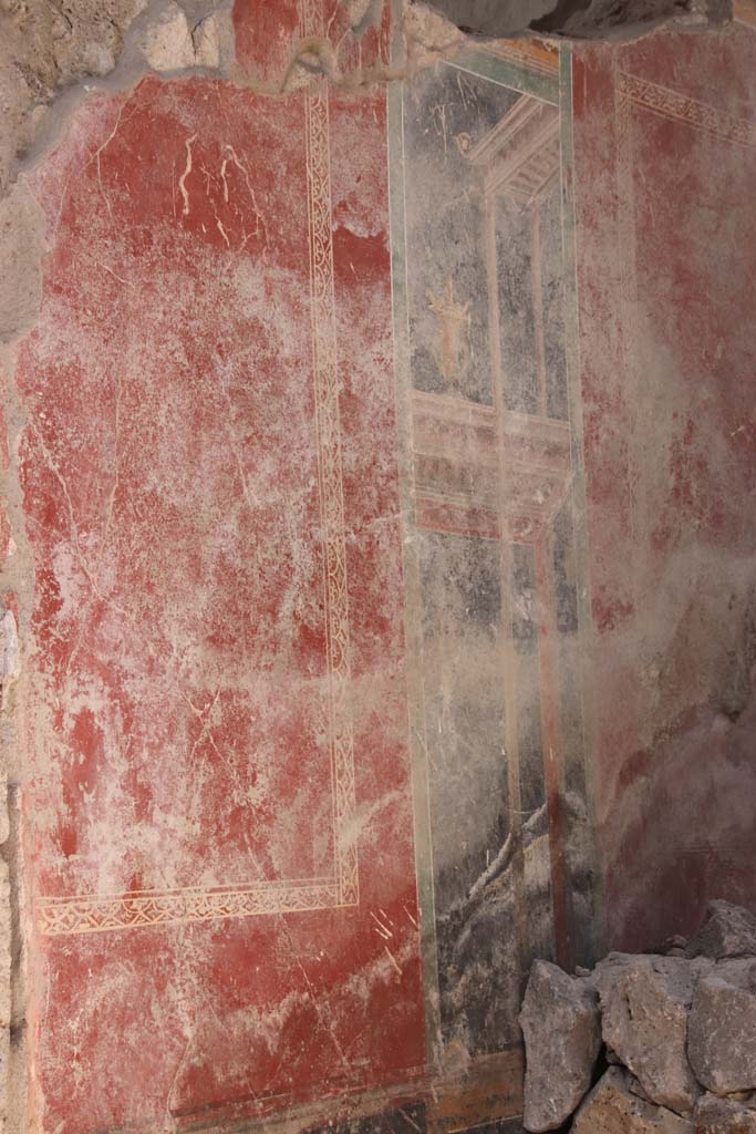 V.7.7 Pompeii. 2018. West wall of fauces with painted architectural scene with vase.
Photograph © Parco Archeologico di Pompei.
