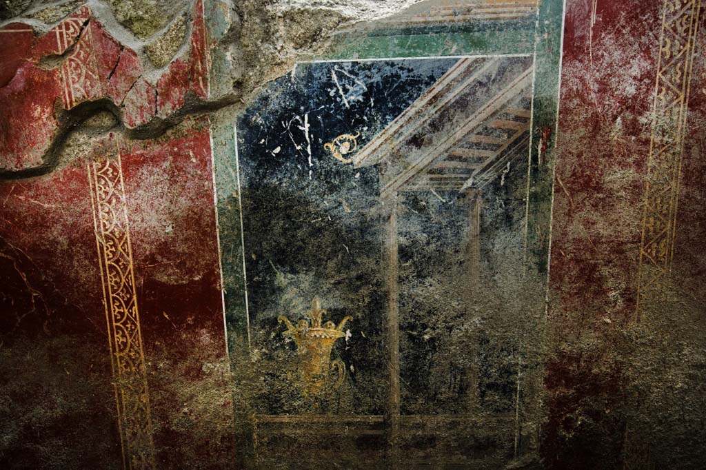 V.7.7 Pompeii. September 2021. Painted zoccolo on west wall of entrance corridor. Photo courtesy of Klaus Heese.