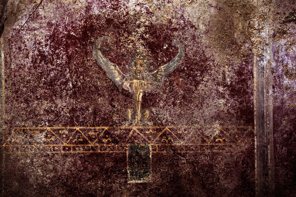 V.7.7 Pompeii. 2018. West wall of fauces with painted winged sphinx.
Photograph © Parco Archeologico di Pompei.
