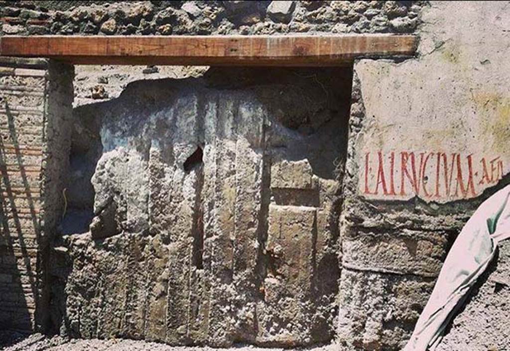 V.7.8 Pompeii. June 2018. Impression of doors in the ash and more fully excavated electoral inscription. 
Photograph © Parco Archeologico di Pompei.