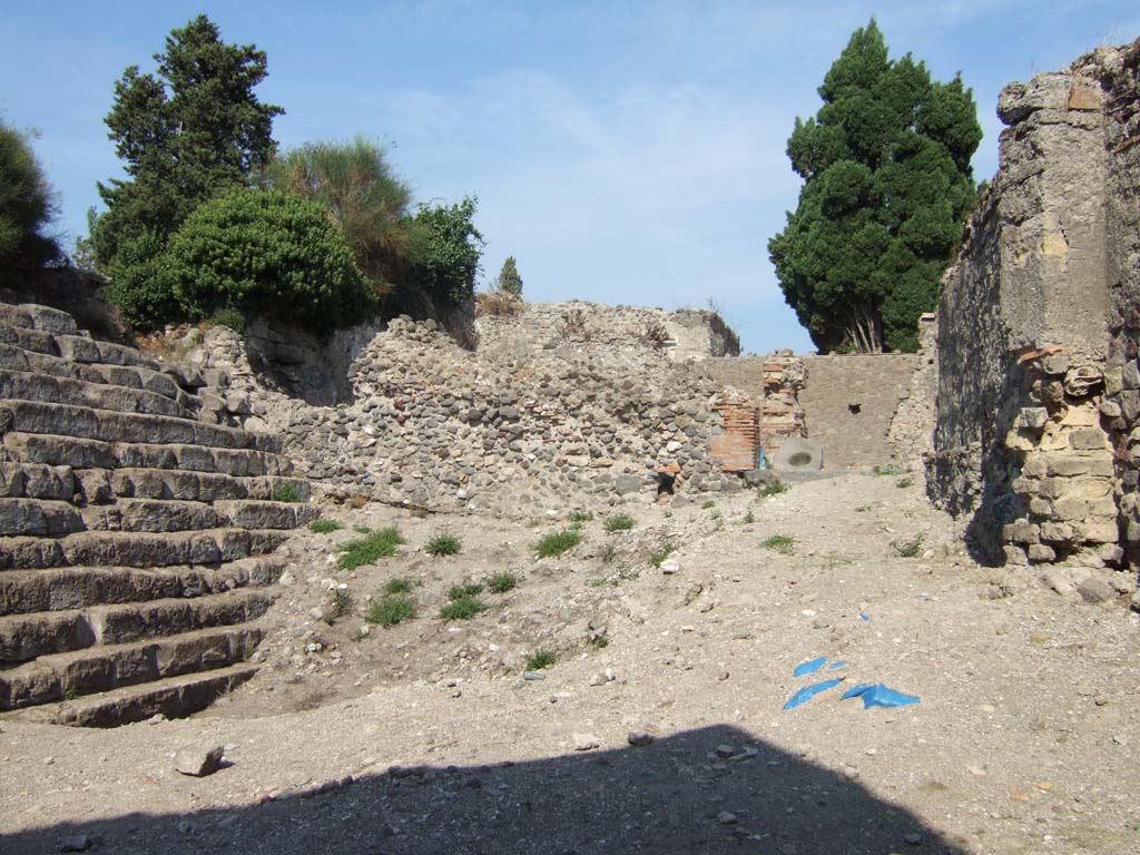VI.1.1 Pompeii. September 2005. Looking east to entrance doorway to inn or dwelling.