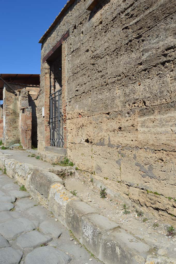 VI.1.10 Pompeii. March 2019. Looking north across front façade towards entrance doorway. 
Foto Taylor Lauritsen, ERC Grant 681269 DÉCOR.

