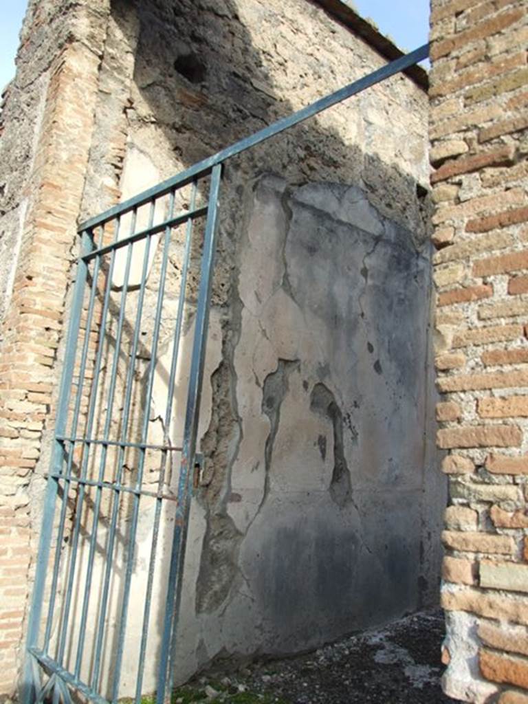 VI.1.10 Pompeii. December 2007. Entrance and north wall of fauces.
