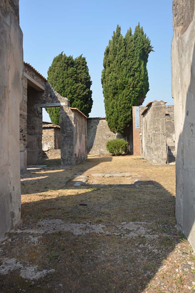 VI.1.10 Pompeii. July 2017. Room 1, the atrium, looking east from entrance corridor. 
Foto Annette Haug, ERC Grant 681269 DÉCOR.
