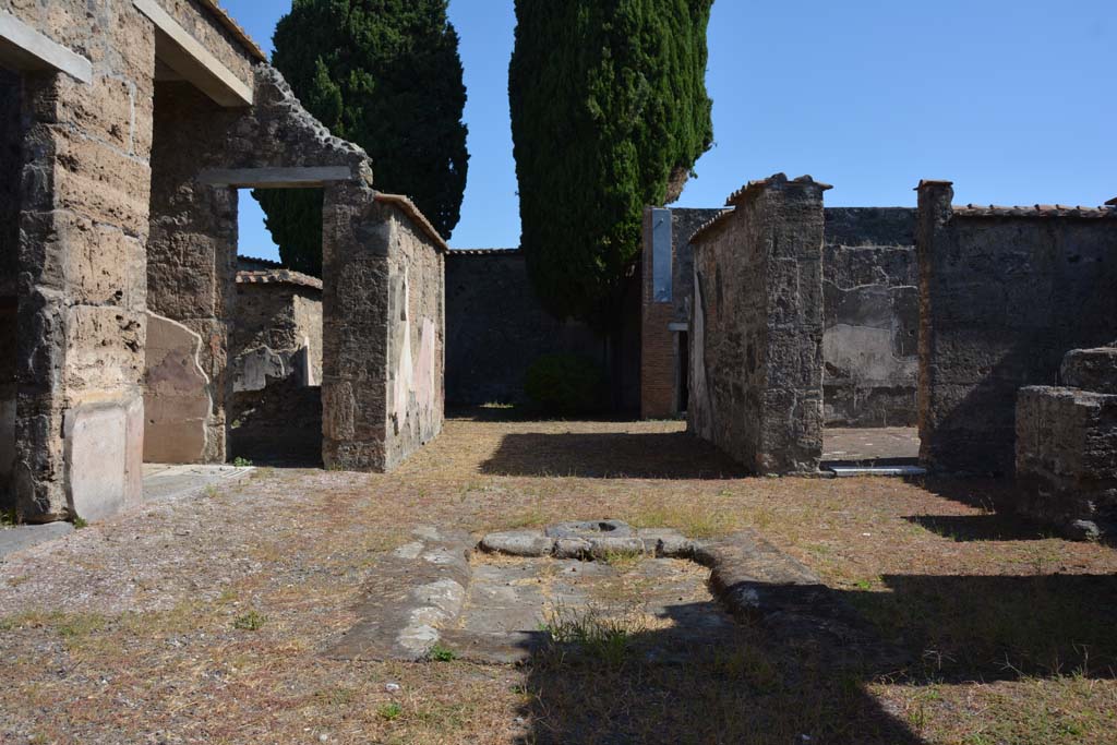 VI.1.10 Pompeii. September 2019. Room 1, looking east across impluvium in atrium.
Foto Annette Haug, ERC Grant 681269 DÉCOR.
