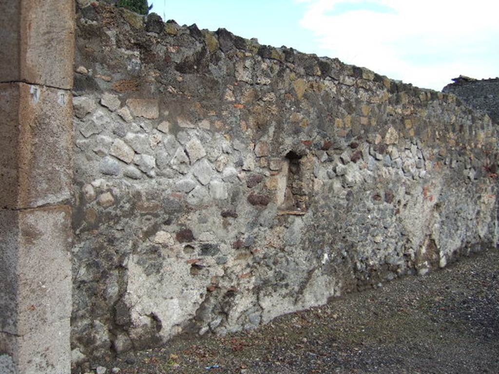 VI.1.14 Pompeii.  December 2005. North wall with arched niche.
