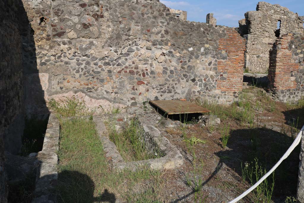 VI.1.15 Pompeii. December 2018. Looking east to rear room, linked to VI.1.14 and VI.1.21. Photo courtesy of Aude Durand.