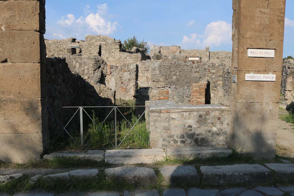 VI.1.18 Pompeii. December 2018. Looking east to entrance doorway on Via Consolare. Photo courtesy of Aude Durand.