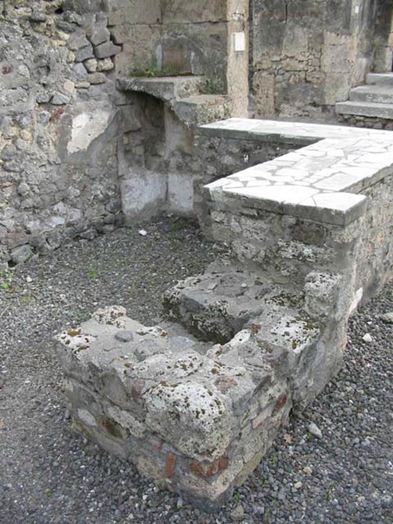 VI.1.18 Pompeii. May 2003. Looking across hearth and counter, from rear. Photo courtesy of Nicolas Monteix.

