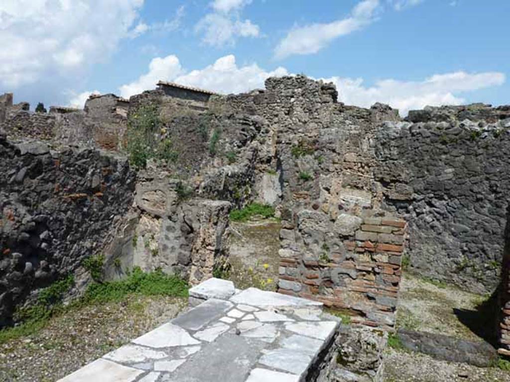 VI.1.18 Pompeii.  May 2010.  Looking east to two small linked rooms at rear and towards rear entrance with kitchen and latrine .