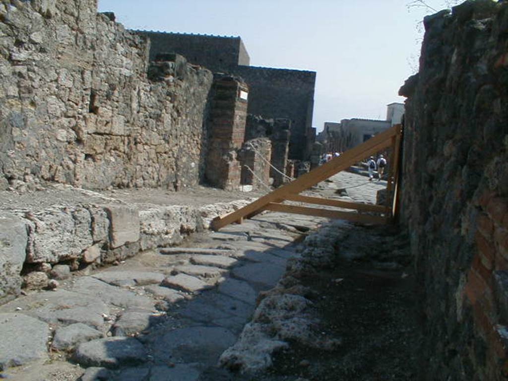 VI.2 Pompeii, September 2005. Vicolo di Narciso looking south.     VI.1.21