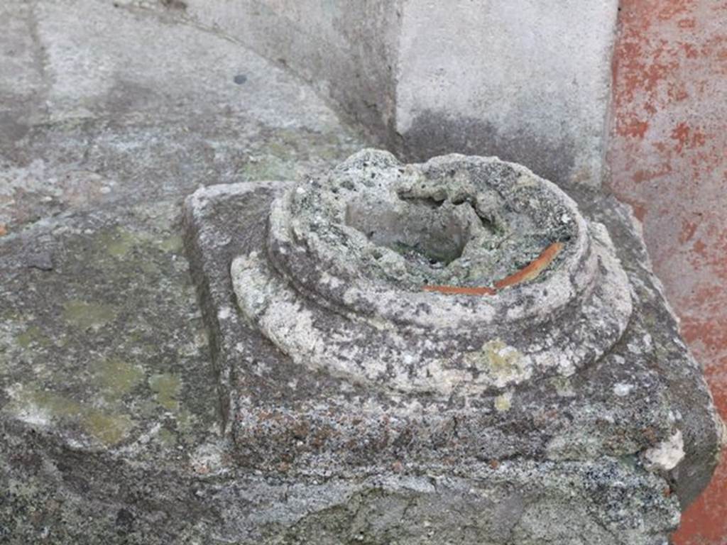 VI.2.22 Pompeii. December 2007.  Remains of one of the columns on the base.